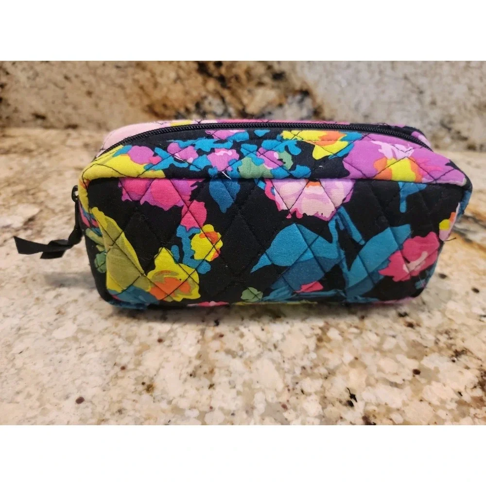 Vera Bradley Zip Up Make Up Pouch Colorful Floral Pattern.